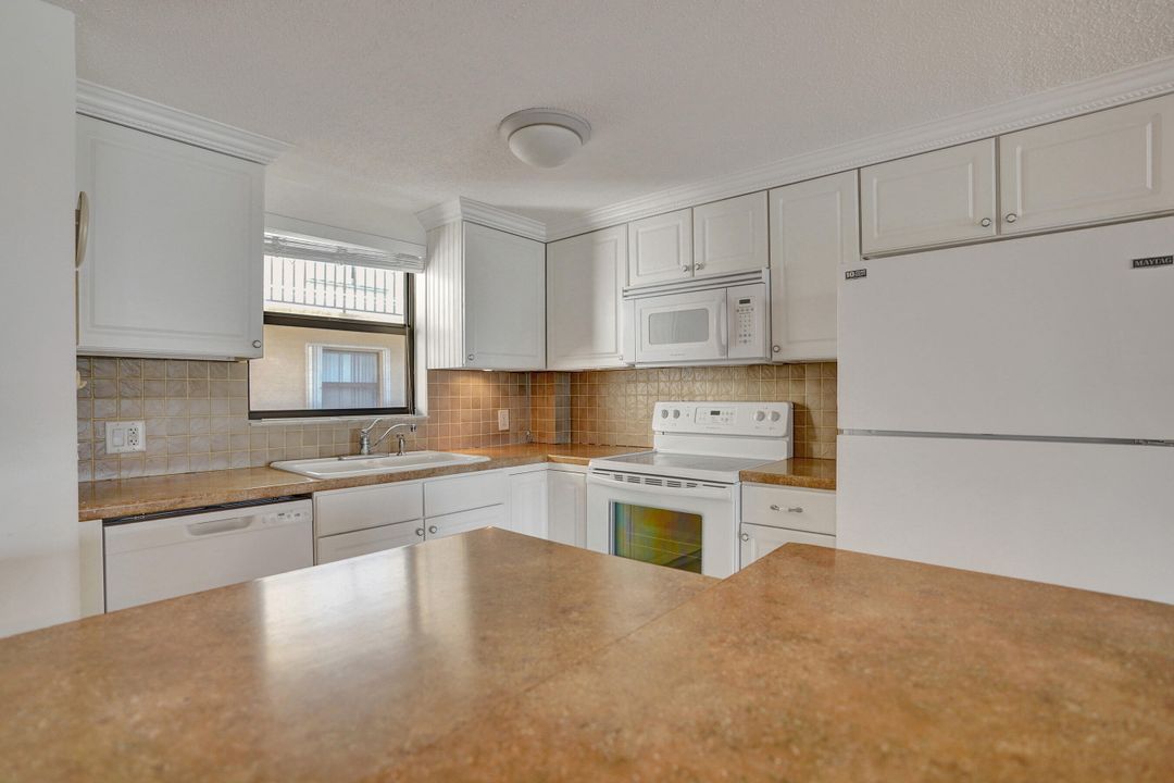 For Sale: $215,000 (2 beds, 2 baths, 1025 Square Feet)