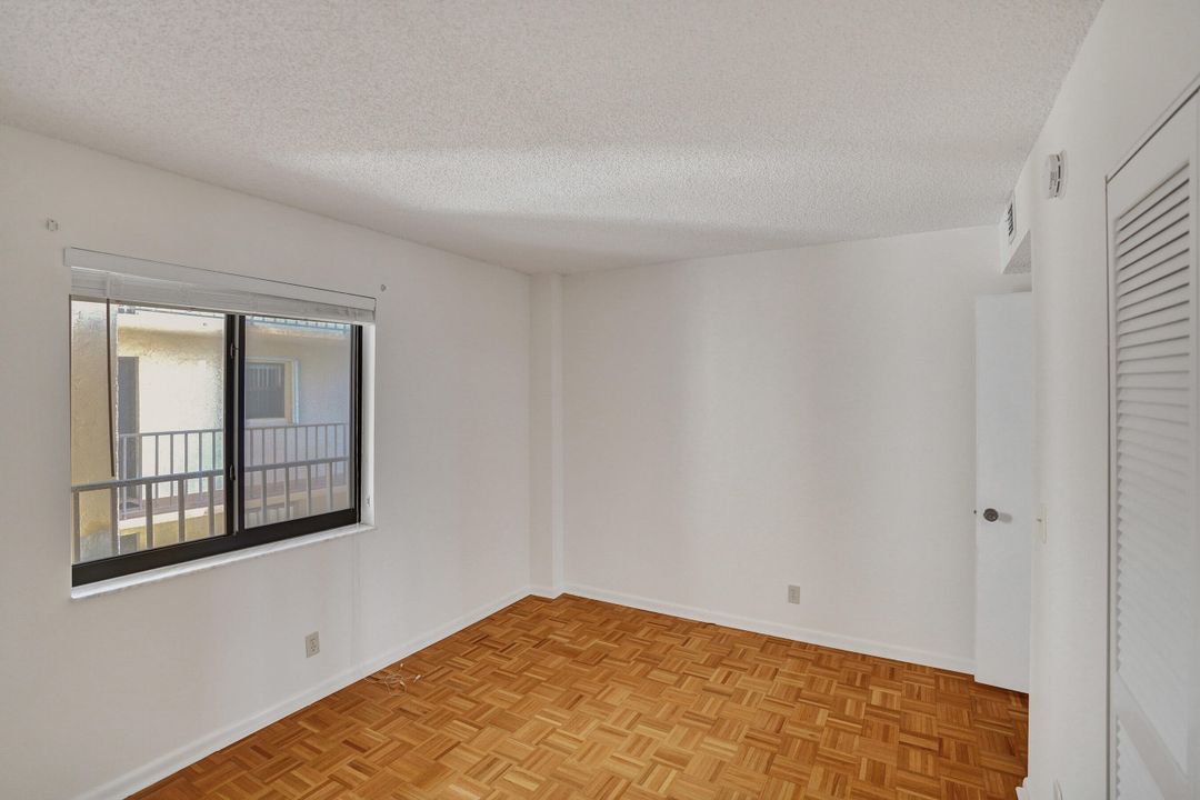 For Sale: $215,000 (2 beds, 2 baths, 1025 Square Feet)