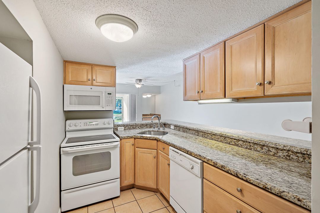 For Rent: $2,300 (1 beds, 1 baths, 713 Square Feet)