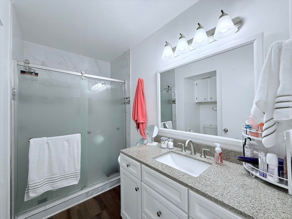 For Sale: $284,900 (2 beds, 2 baths, 884 Square Feet)