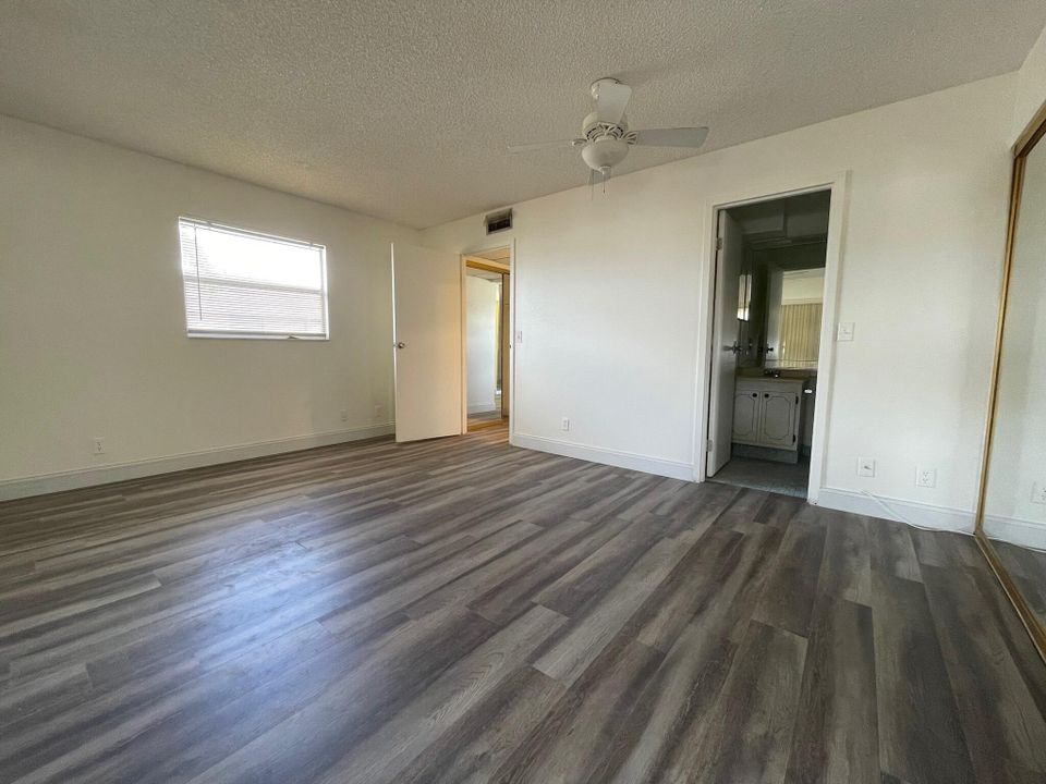 For Sale: $95,000 (1 beds, 1 baths, 726 Square Feet)