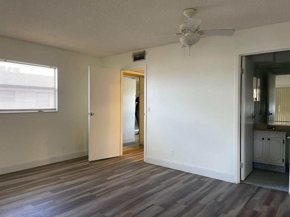 For Sale: $95,000 (1 beds, 1 baths, 726 Square Feet)