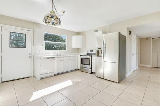 For Sale: $319,900 (3 beds, 2 baths, 1456 Square Feet)