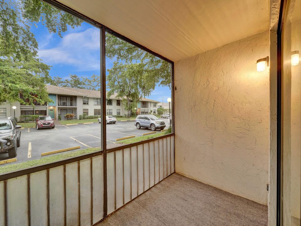 For Sale: $259,999 (2 beds, 2 baths, 1008 Square Feet)