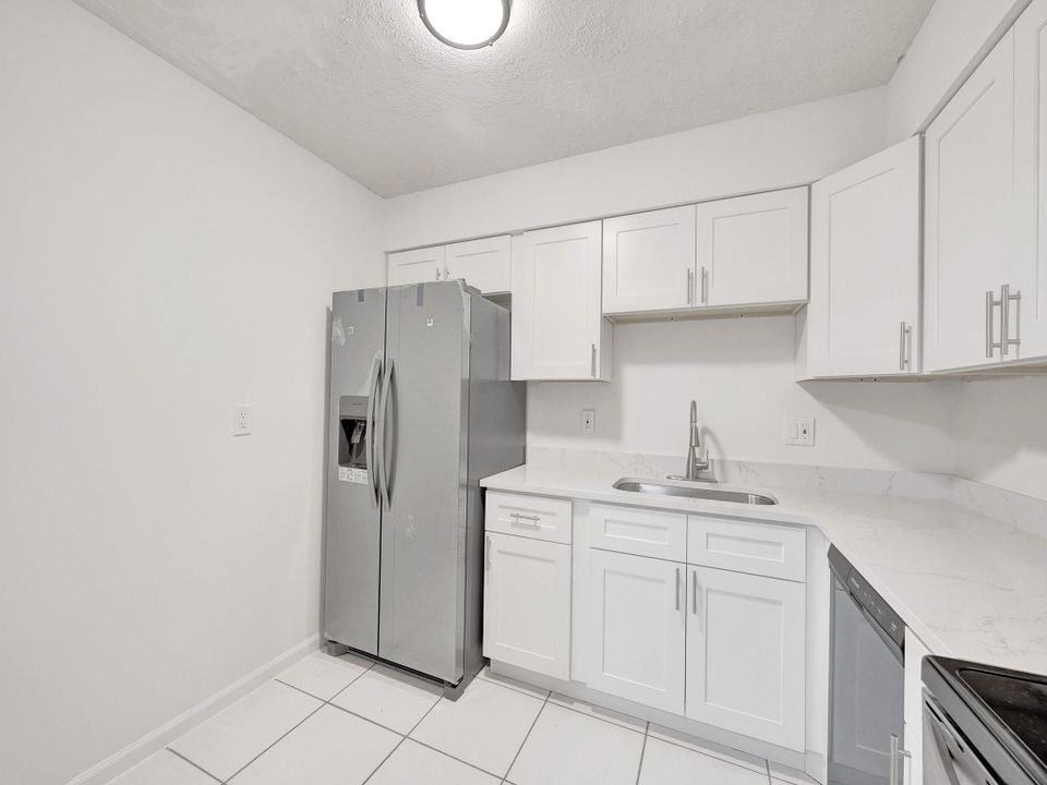 For Sale: $259,999 (2 beds, 2 baths, 1008 Square Feet)