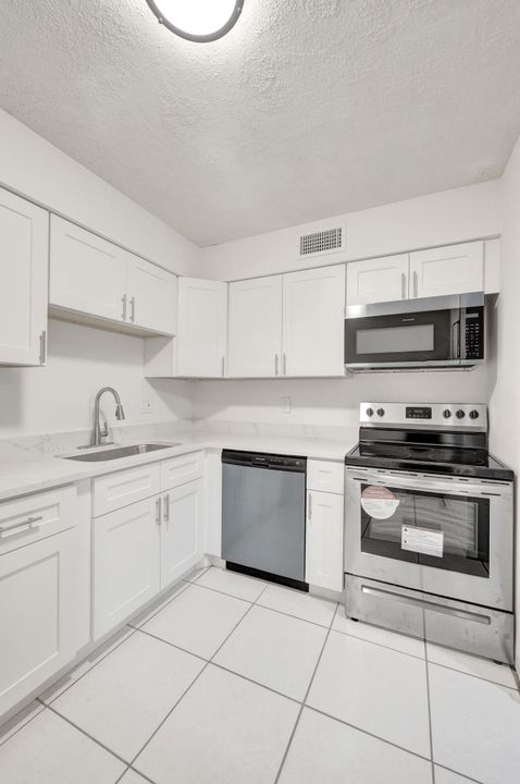 For Sale: $259,999 (2 beds, 2 baths, 1008 Square Feet)