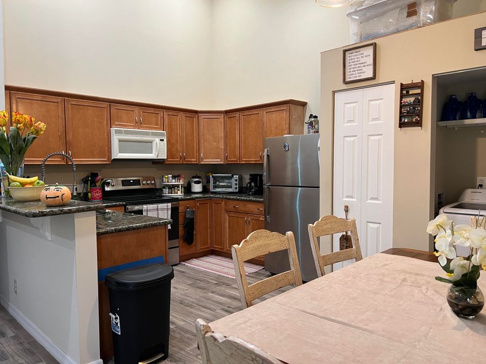 For Sale: $319,000 (2 beds, 2 baths, 1168 Square Feet)