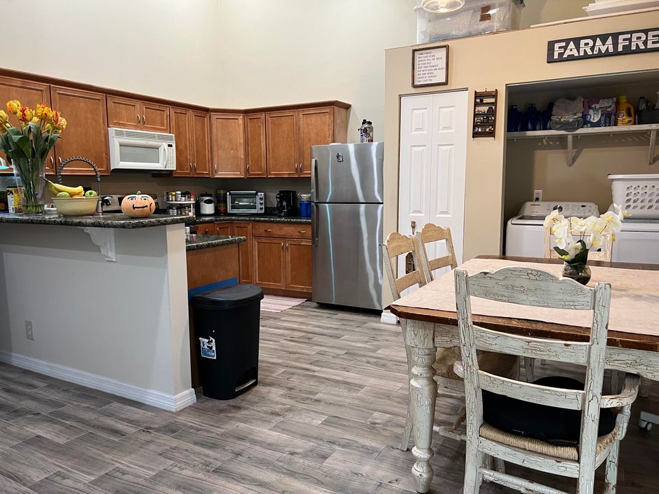 For Sale: $319,000 (2 beds, 2 baths, 1168 Square Feet)