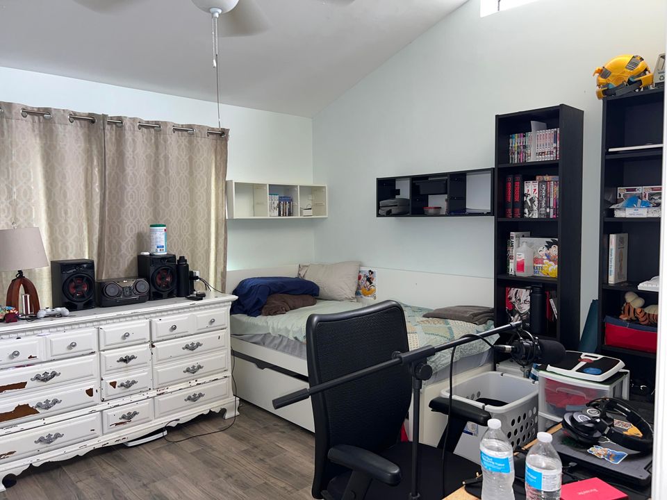 For Sale: $319,000 (2 beds, 2 baths, 1168 Square Feet)