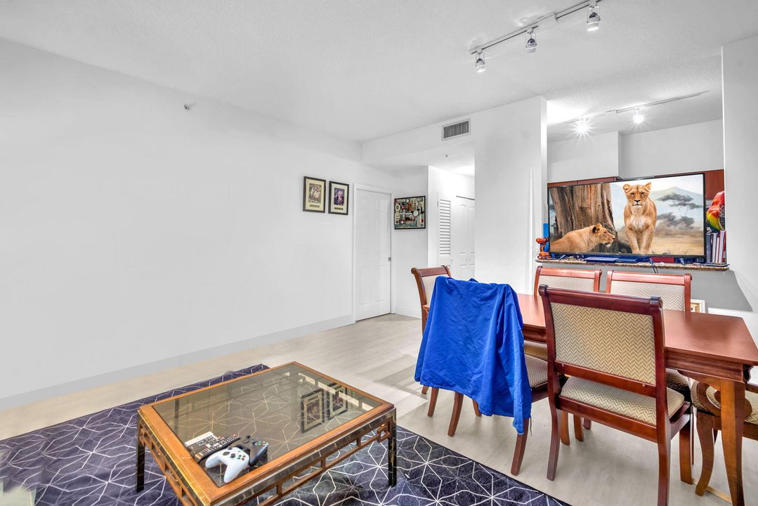 For Sale: $395,000 (1 beds, 1 baths, 672 Square Feet)