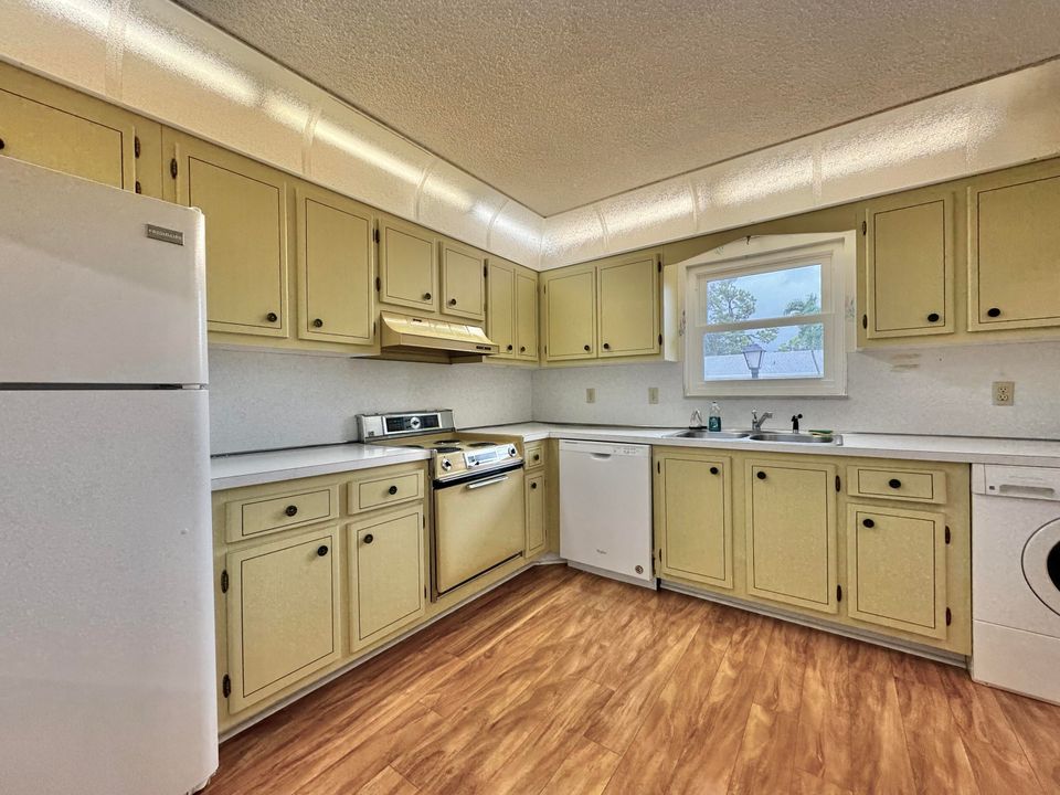 For Sale: $155,000 (1 beds, 1 baths, 1024 Square Feet)