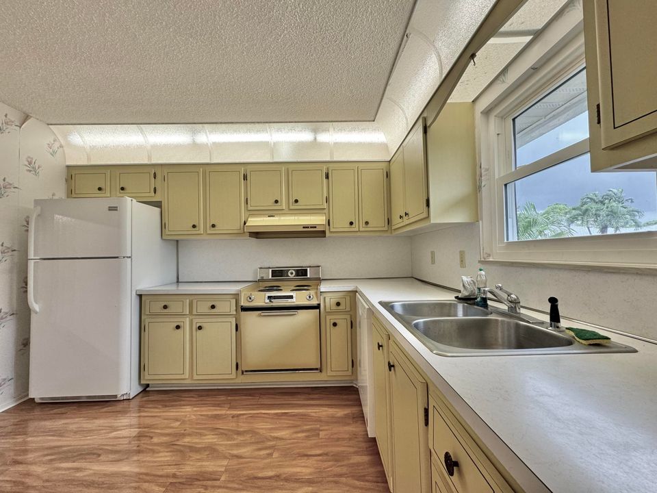 For Sale: $155,000 (1 beds, 1 baths, 1024 Square Feet)