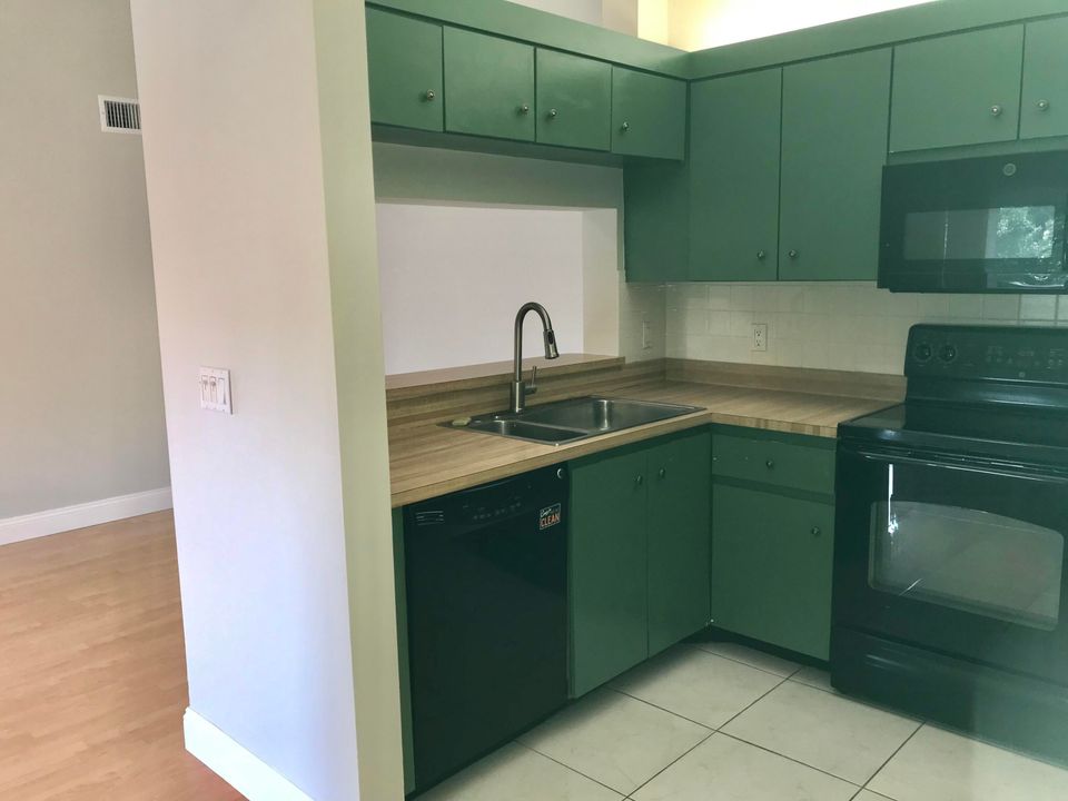 For Rent: $2,200 (2 beds, 2 baths, 1078 Square Feet)