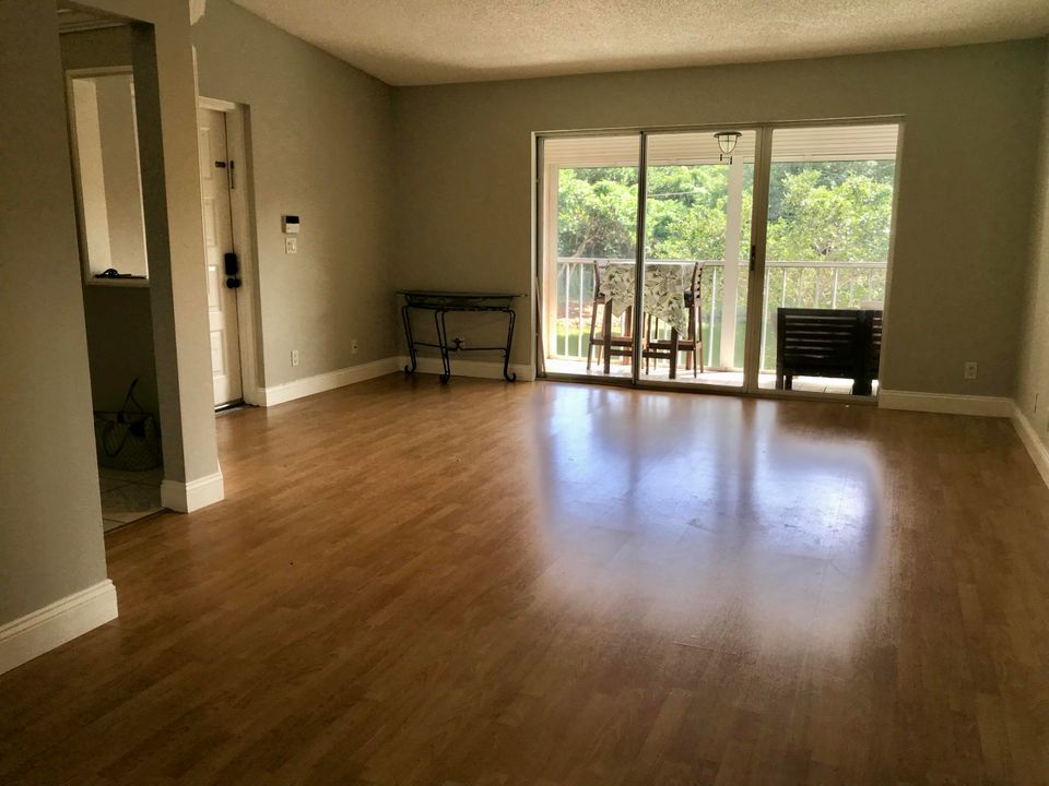 For Rent: $2,200 (2 beds, 2 baths, 1078 Square Feet)