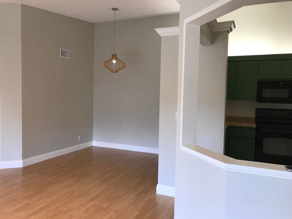 For Rent: $2,200 (2 beds, 2 baths, 1078 Square Feet)