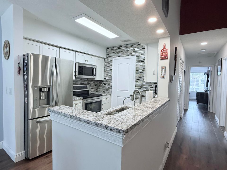 For Sale: $284,900 (2 beds, 2 baths, 884 Square Feet)