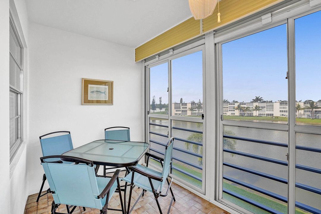 For Sale: $320,000 (2 beds, 2 baths, 896 Square Feet)