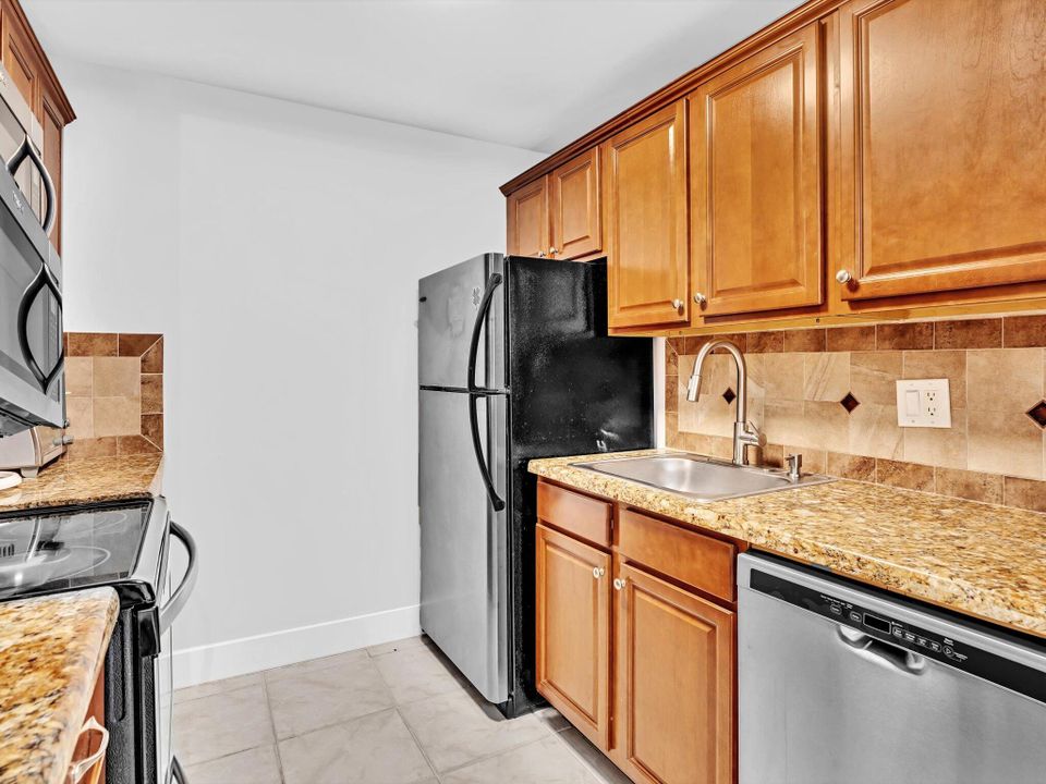 Active With Contract: $235,000 (2 beds, 2 baths, 847 Square Feet)