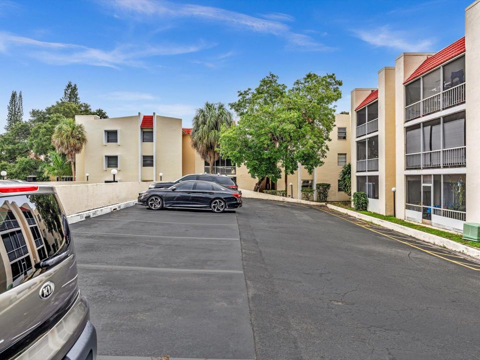 Active With Contract: $235,000 (2 beds, 2 baths, 847 Square Feet)