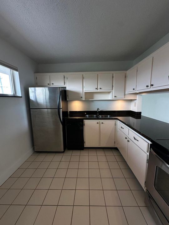 For Sale: $80,000 (1 beds, 1 baths, 894 Square Feet)