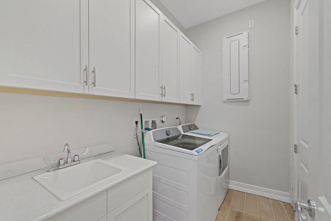 For Sale: $899,000 (2 beds, 2 baths, 2305 Square Feet)