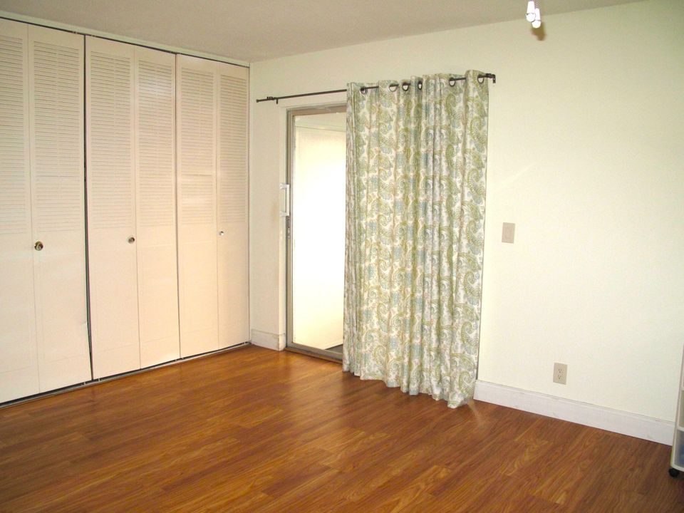 For Sale: $94,900 (1 beds, 1 baths, 726 Square Feet)