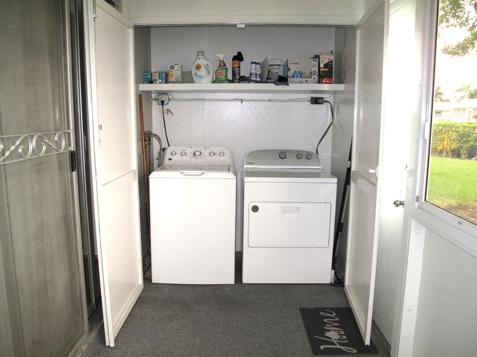 For Sale: $94,900 (1 beds, 1 baths, 726 Square Feet)