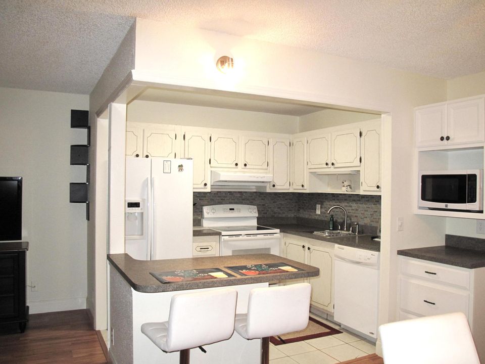 For Sale: $94,900 (1 beds, 1 baths, 726 Square Feet)