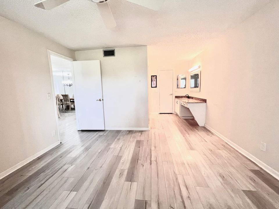 For Sale: $275,000 (2 beds, 2 baths, 1335 Square Feet)