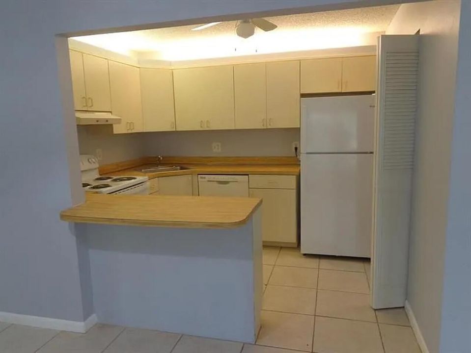 For Rent: $1,550 (2 beds, 1 baths, 935 Square Feet)