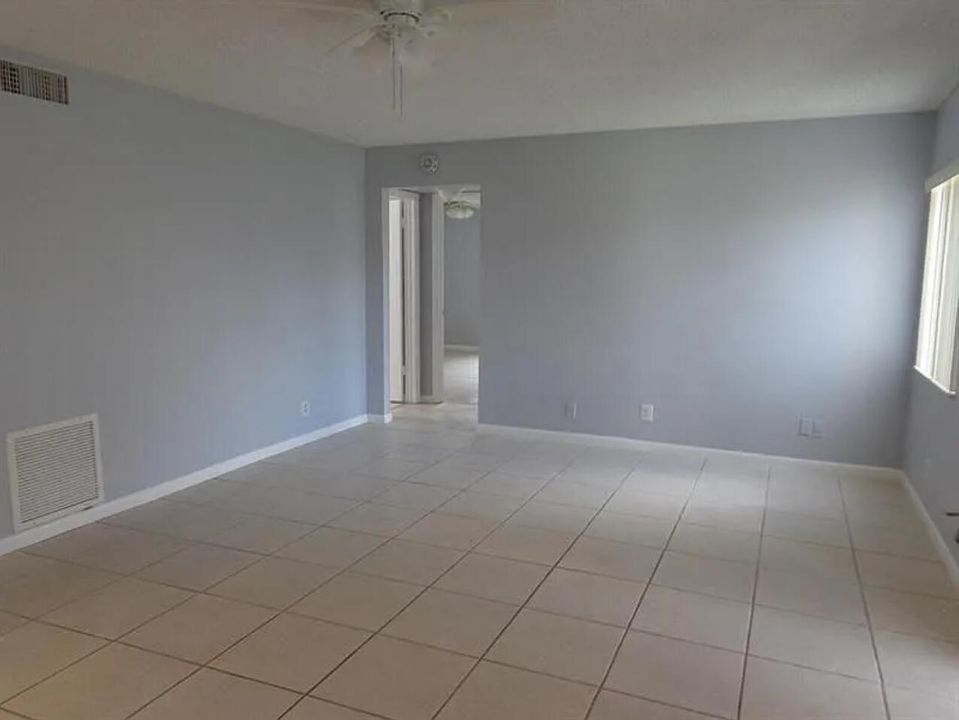 For Rent: $1,550 (2 beds, 1 baths, 935 Square Feet)