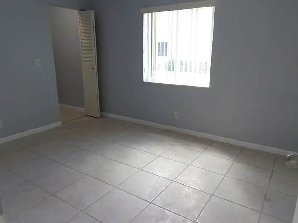 For Rent: $1,550 (2 beds, 1 baths, 935 Square Feet)