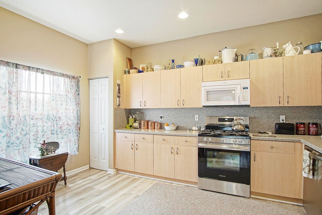 For Sale: $359,900 (2 beds, 2 baths, 1650 Square Feet)