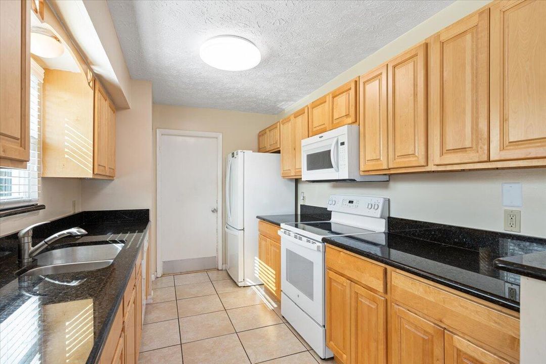 For Sale: $300,000 (2 beds, 2 baths, 936 Square Feet)