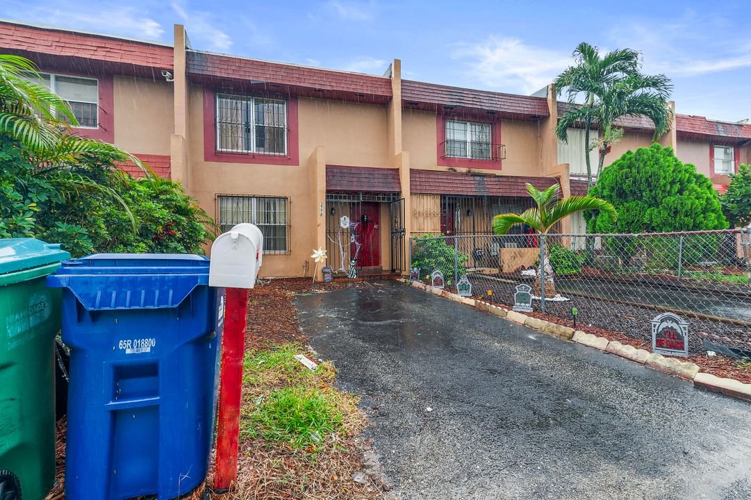 For Sale: $370,000 (3 beds, 1 baths, 1406 Square Feet)