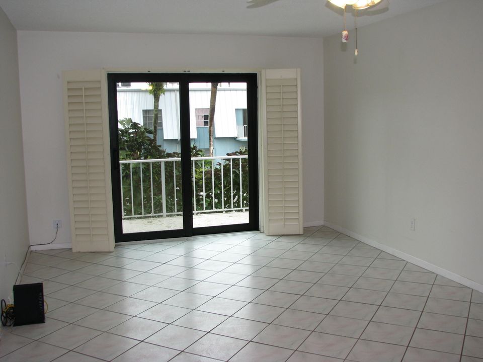 For Sale: $198,000 (2 beds, 2 baths, 875 Square Feet)