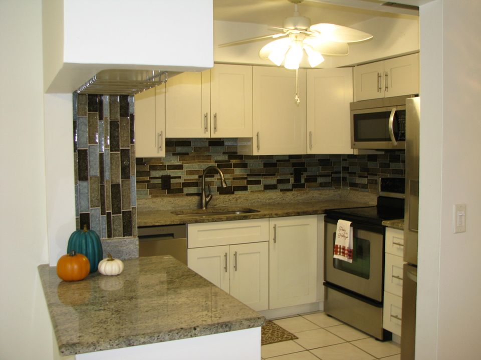 For Sale: $198,000 (2 beds, 2 baths, 875 Square Feet)