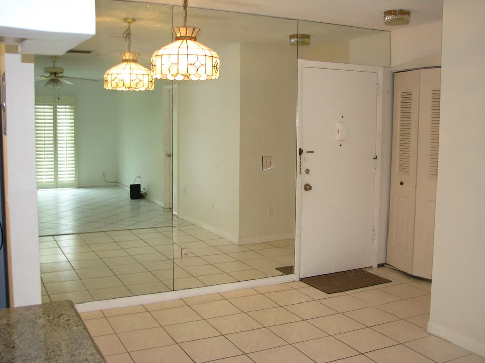 For Sale: $198,000 (2 beds, 2 baths, 875 Square Feet)