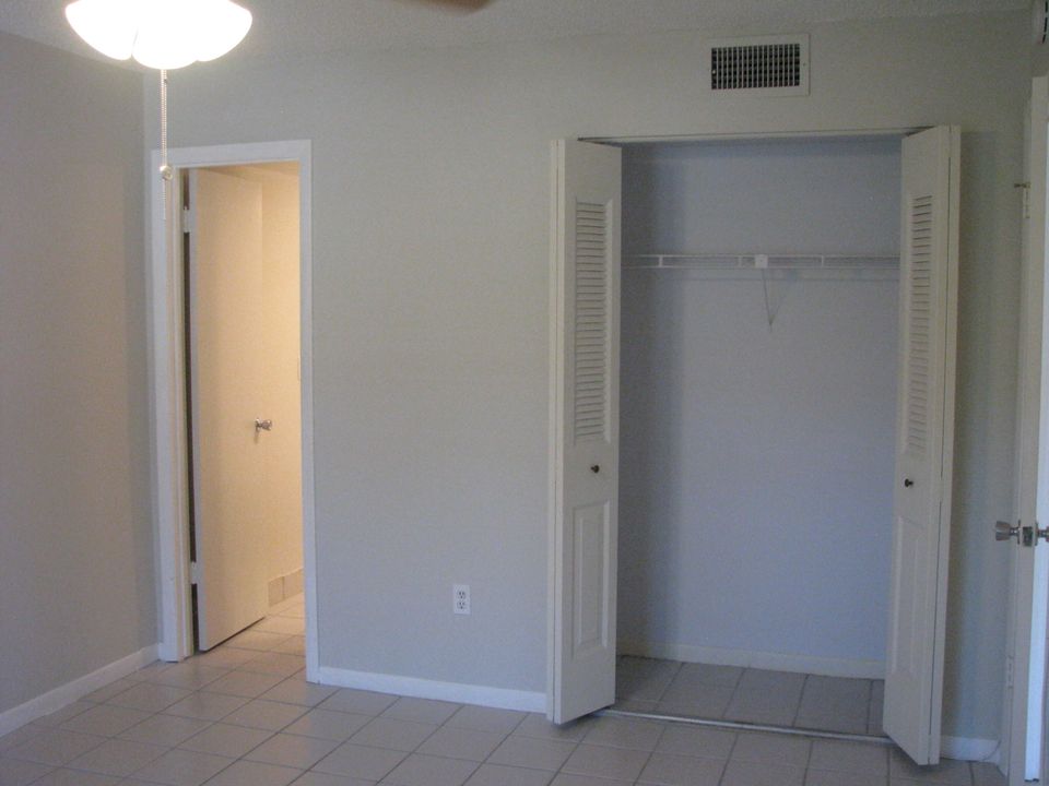 For Sale: $198,000 (2 beds, 2 baths, 875 Square Feet)