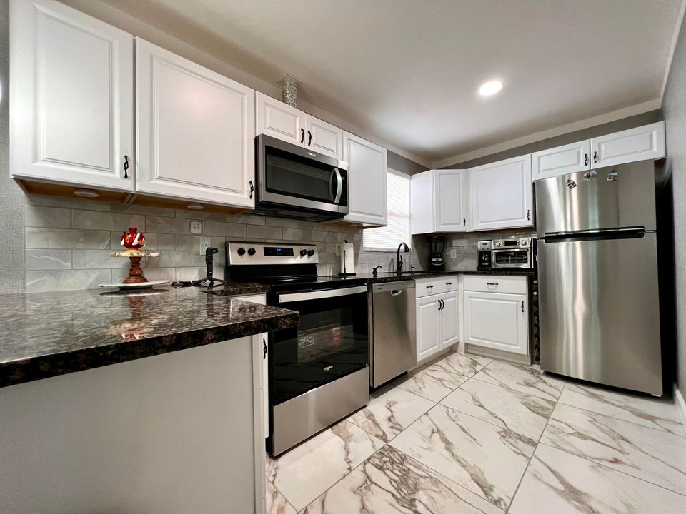 For Sale: $217,000 (2 beds, 2 baths, 888 Square Feet)