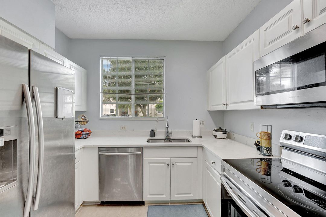 For Sale: $374,999 (2 beds, 2 baths, 1318 Square Feet)