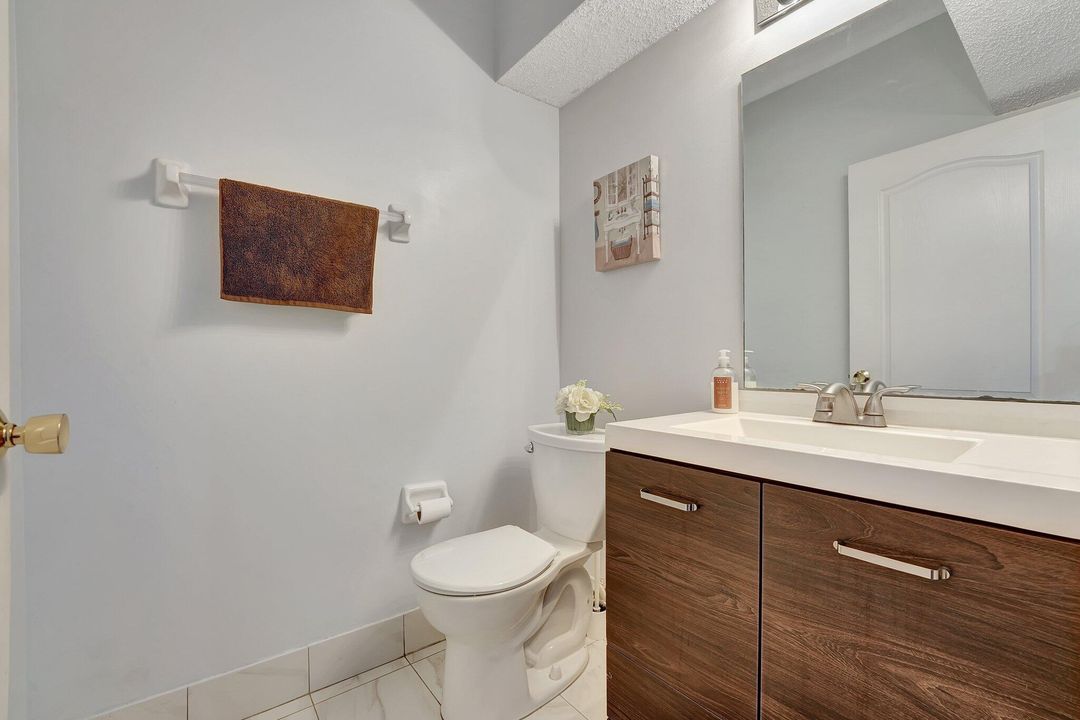 For Sale: $374,999 (2 beds, 2 baths, 1318 Square Feet)