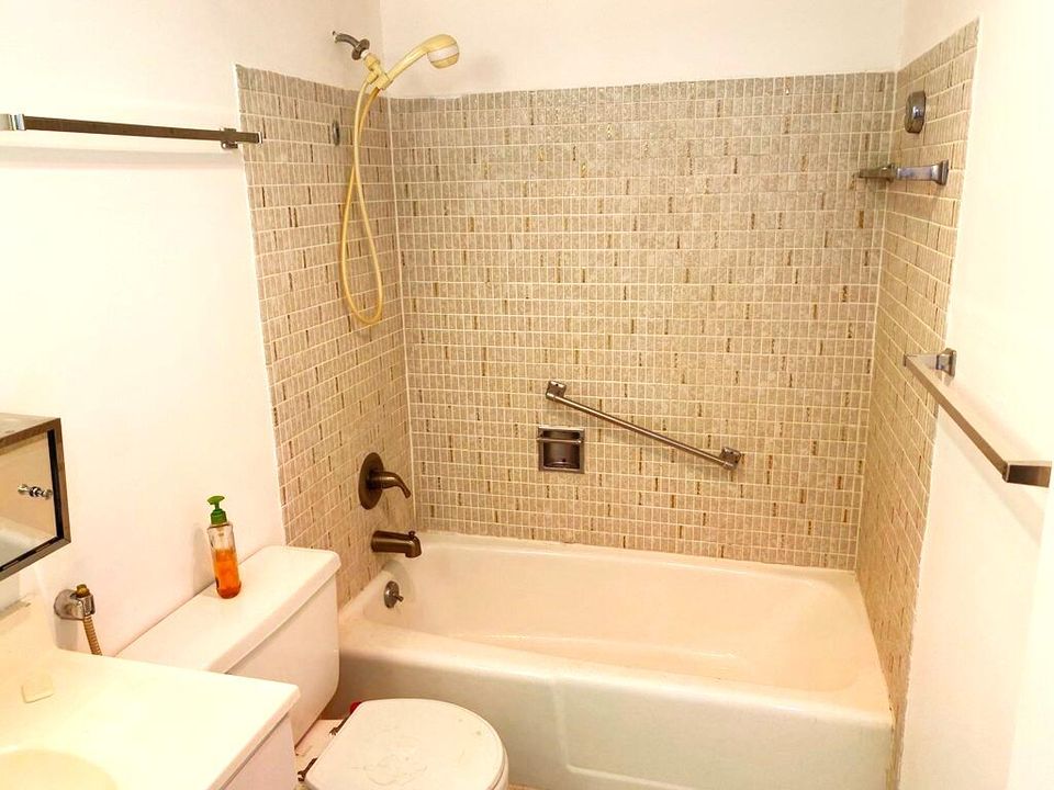 For Sale: $147,500 (2 beds, 1 baths, 826 Square Feet)