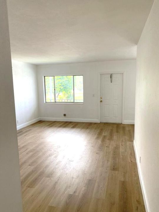 For Rent: $1,550 (2 beds, 1 baths, 826 Square Feet)