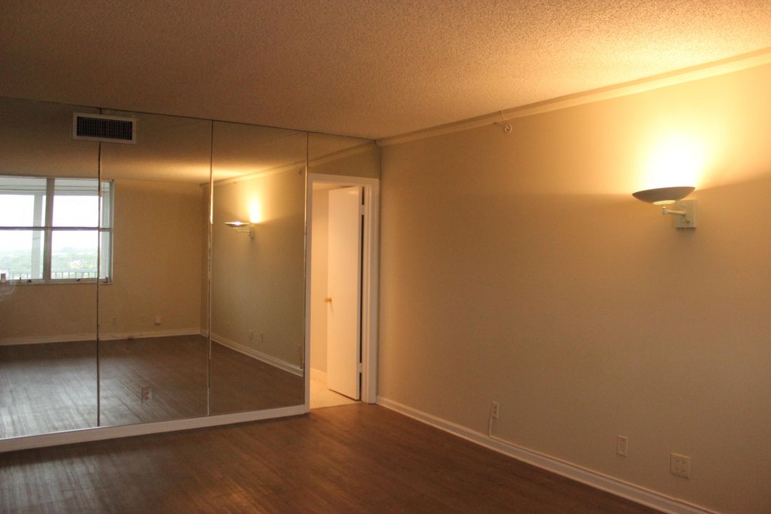 For Sale: $460,000 (1 beds, 1 baths, 981 Square Feet)