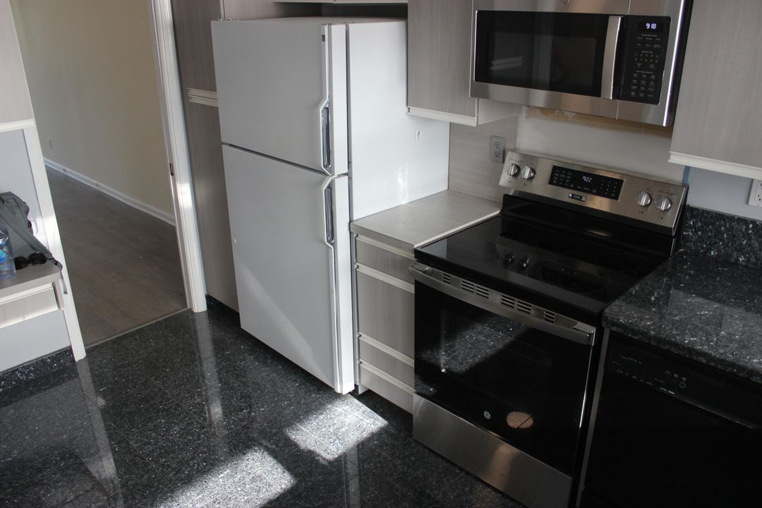 For Sale: $460,000 (1 beds, 1 baths, 981 Square Feet)