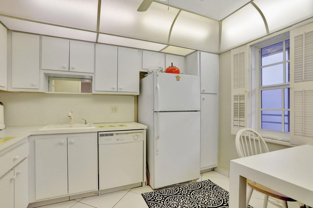 For Sale: $250,000 (2 beds, 2 baths, 1064 Square Feet)