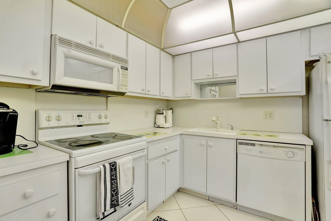 For Sale: $250,000 (2 beds, 2 baths, 1064 Square Feet)