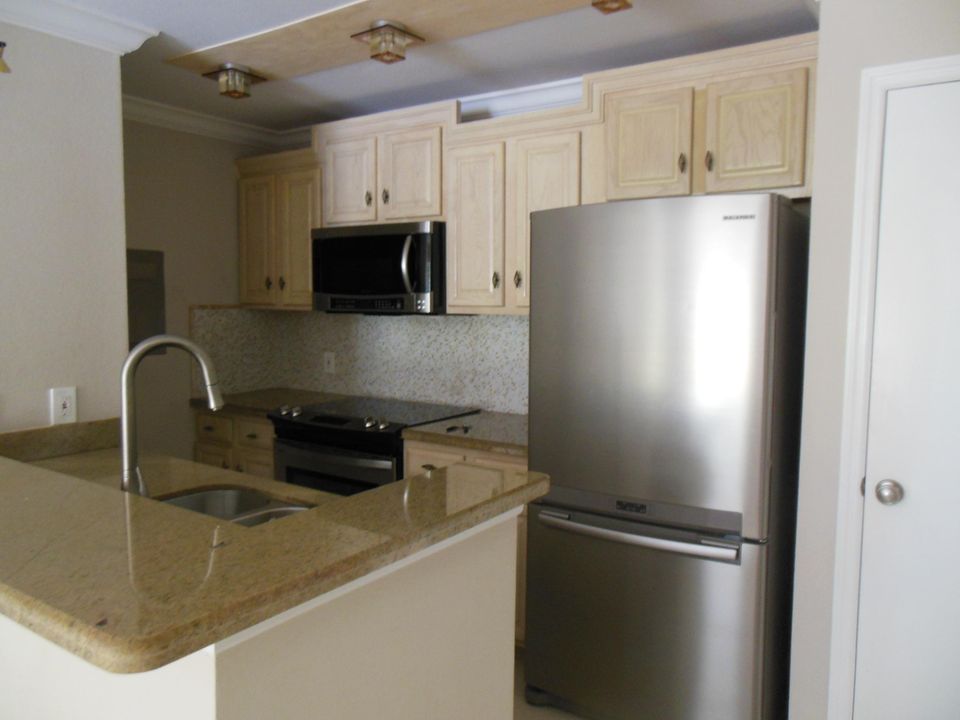 For Sale: $220,000 (1 beds, 1 baths, 636 Square Feet)