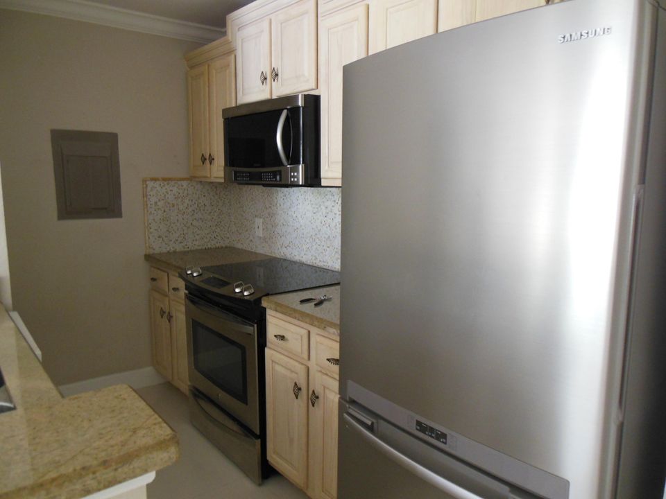 For Sale: $220,000 (1 beds, 1 baths, 636 Square Feet)